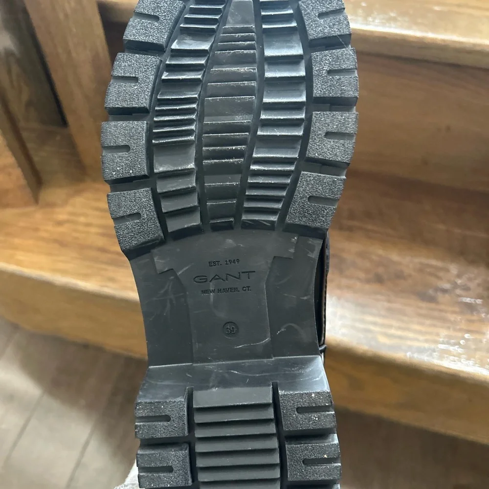 Gant Leather Black Boots with Gold Chain Detail - Picture 3 of 5